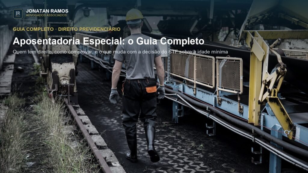 Trabalhador de costas, usando capacete de proteção, caminhando entre esteiras industriais - capa do guia sobre aposentadoria especial