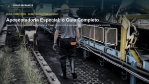 Trabalhador de costas, usando capacete de proteção, caminhando entre esteiras industriais - capa do guia sobre aposentadoria especial