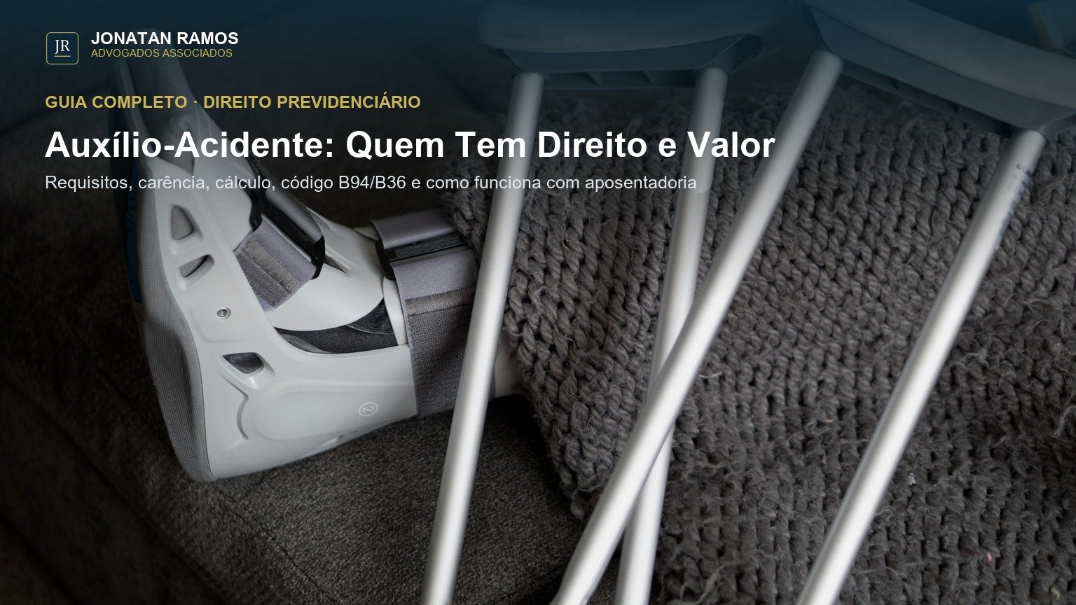 Muleta ortopédica e bota imobilizadora apoiadas em um sofá