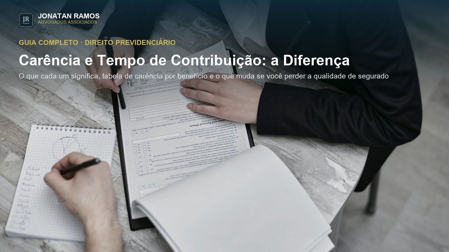 Duas pessoas revisando documentos e anotações numa mesa