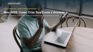 Senhor idoso segurando o celular e mexendo no laptop em uma mesa de madeira, capa do guia sobre como criar acesso ao Meu INSS