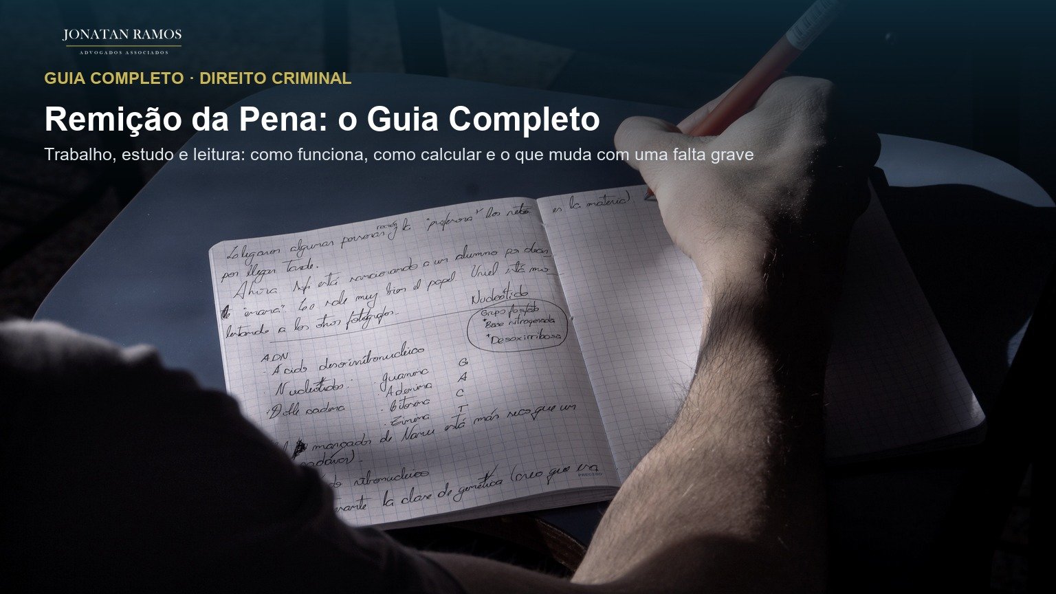 Mãos escrevendo em um caderno de estudos numa mesa de sala de aula