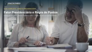 Casal de idosos fazendo contas e anotações com calculadora e papéis sobre a mesa, capa do guia sobre fator previdenciário e regra de pontos