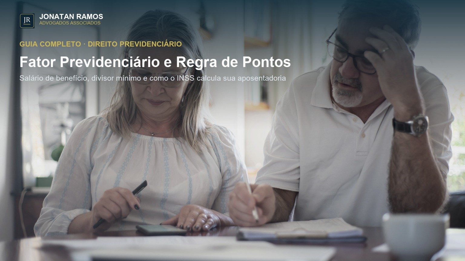 Casal de idosos fazendo contas e anotações com calculadora e papéis sobre a mesa