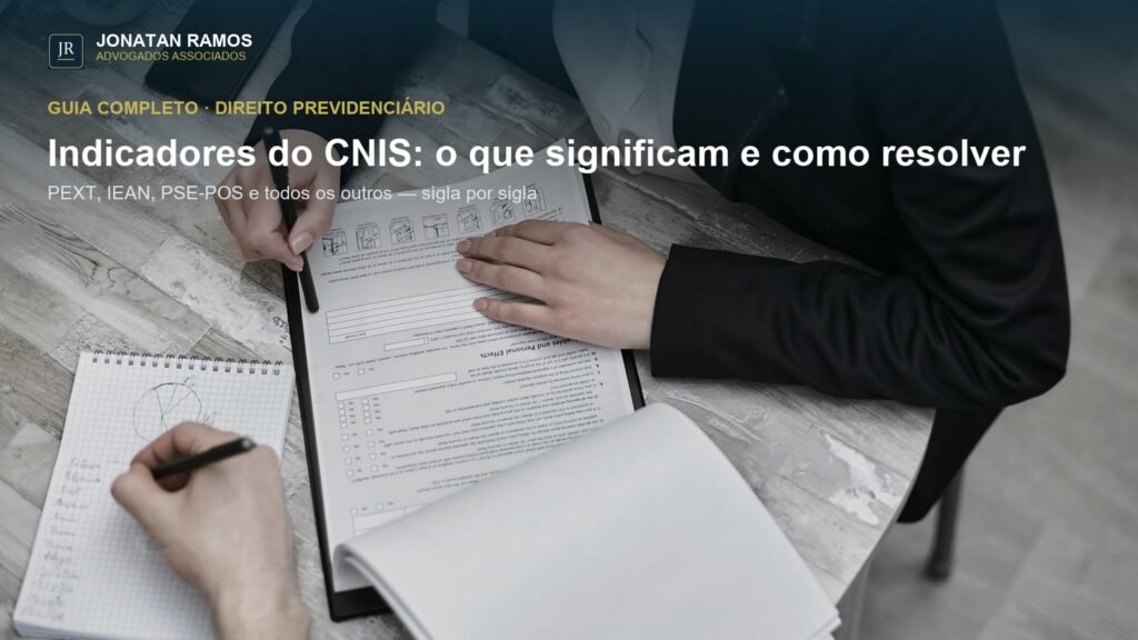 Duas pessoas revisando documentos numa reunião, com título Indicadores do CNIS