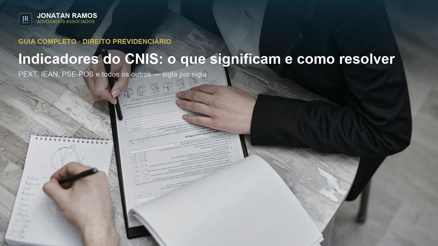 Duas pessoas revisando documentos numa reunião